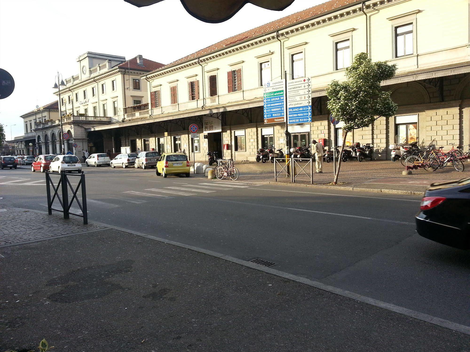 Hotel Stazione โนวารา ภายนอก รูปภาพ